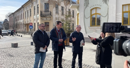 Az eredeti, 1904 telén felavatott épület megjelenését követi a felújított Vigadó