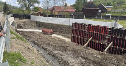 Folytatódik a patakmeder és a támfal megerősítése a Kászonokban