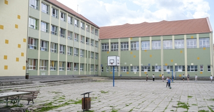 A vakációval együtt kezdődik a csíkszeredai Nagy Imre Általános Iskola udvarának a felújítása