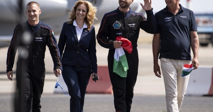 „Szervusztok, kedves földlakók!”