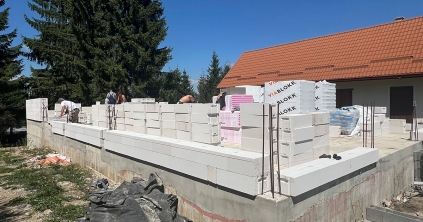 Késik a kápolna építése