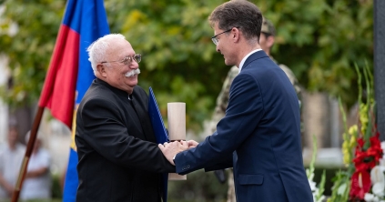 Szülőföldön született