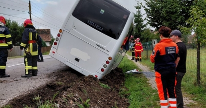 Árokba dőlt egy busz