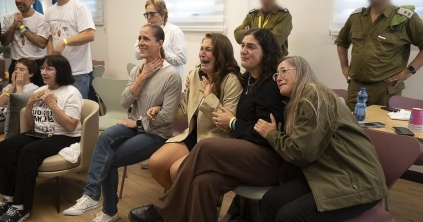 Egy lépéssel közelebb került a béke, kiszabadultak az izraeli túszok