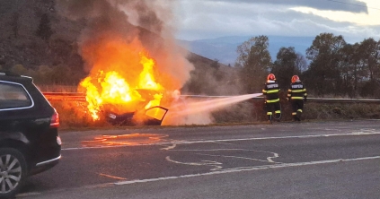 Kigyulladt egy autó Csíkszeredában, elhunyt a 72 éves sofőr