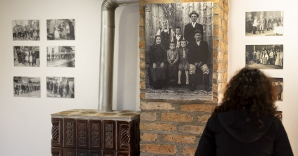 Szokások, utcaképek és népviseletek a fiókok mélyéről