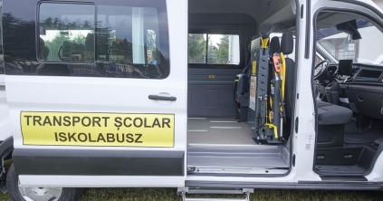 Villanybuszokat kapott két iskola