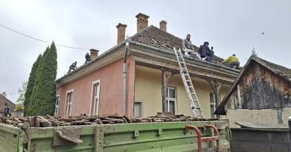 Új tető a kászonaltízi könyvtár épületén