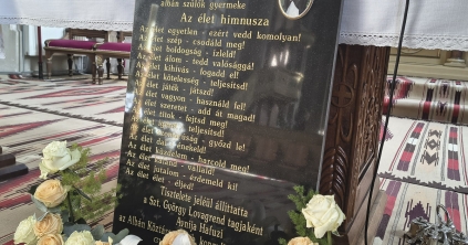 Az élet himnusza fogadja a templomba betérőket