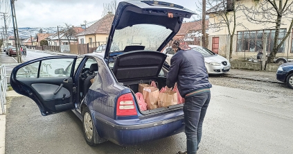 Négyszáz családon segítenek