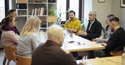 Hátrányos helyzetű gyermekeken segít a társulat