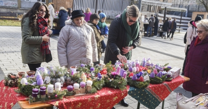 Fogyatékossággal élők karácsonyi alkotásaiból nyílt vásár