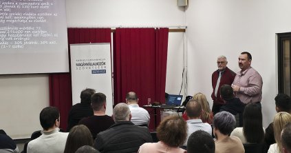 Salátarendelet: sok összetevő, és mindegyik savanyú