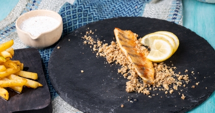 Csapósügérfilé pirított dióval, zsírban sült burgonyával és tormamártással Csapósügérfilé pirított dióval, zsírban sült burgonyával és tormamártással