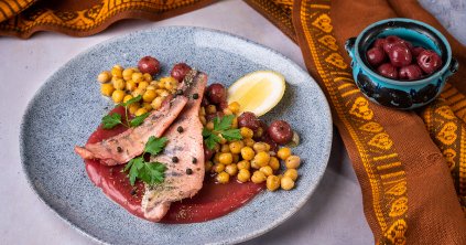 Meggylében párolt fogasfilé, pirított csicseriborsóval és citromos meggyszósszal