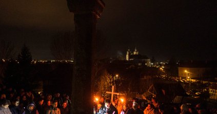 Százak jártak hajnali keresztutat Csíksomlyón