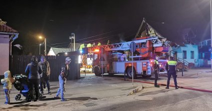 Kigyulladt egy épület teteje Taplocán, mindkét irányban lezárták a forgalmat