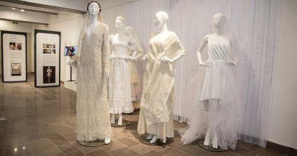 Megnyitották a Székely menyasszony kiállítást Csíkszeredában