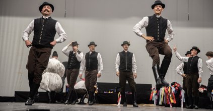 Eltáncolják az Esztendő kerekét