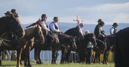 Több száz lovas érkezett Csíksomlyóra