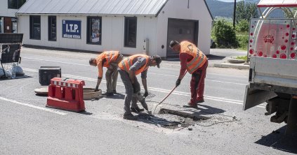 Megemelik az aknafedőket a Brassói úton Megemelik az aknafedőket a Brassói úton