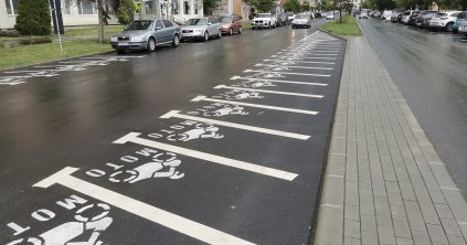 Ingyenesek maradnak a motorosparkolók