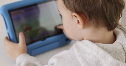 Kihat a fiatalok jóllétére a túlzott képernyőhasználat