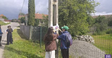Diákok festették újra a Mária-út jelzéseit