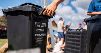 Udvarhelyen is osztják az új szemeteseket