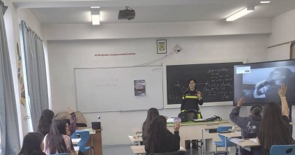 Hat, óráról lógó diák és ötezer lej bírság