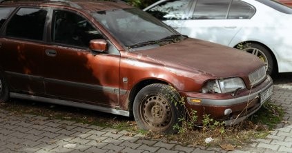 Elszállíthatják az elhagyott autókat