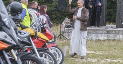 Motorosok megáldása a Tolvajos-tetőn
