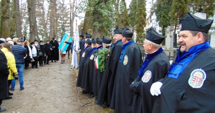 Évforduló a költő sírjánál