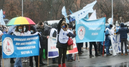 Kétórás figyelmeztető sztrájkot tart a tanügyi alkalmazottak egy része
