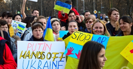 Ukrajnai menekültek is tüntettek a bukaresti orosz nagykövetség előtt
