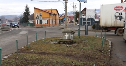 Autó hajtott a gyergyószentmiklósi kőkeresztbe