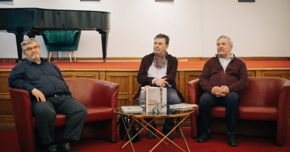 Az egyik mesélte, a másik lejegyezte, a harmadik pedig kiadta