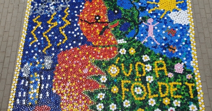 Mozaik tíz kiló kupakból