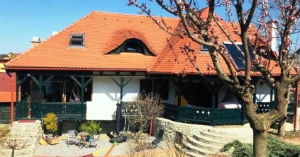 Városi porta, a népi építészeti hagyományok jegyében