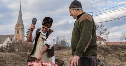 Disznóvágás Madéfalván a bukovinai székelyekkel