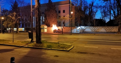 Autó rohant neki a bukaresti orosz nagykövetség kerítésének, a sofőr meghalt