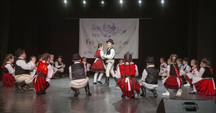 Kisiskolásoknak tartottak ismét néptánc- és népdaltalálkozót Gyergyóalfaluban