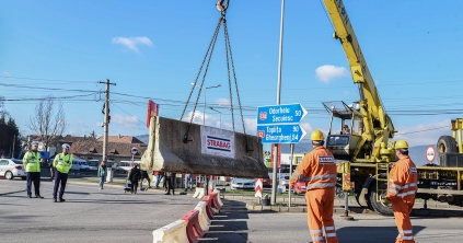 Elkezdték a vasúti felüljáró bontását Csíkszeredában