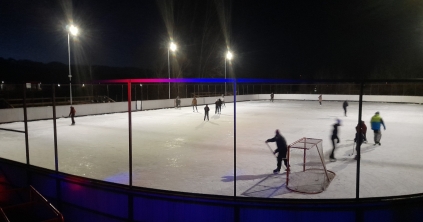 Megnyitották a csíkszentkirályi szabadtéri korcsolyapályát