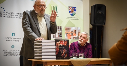 Napfaragók: hiánypótló képzőművészeti monográfia jelent meg