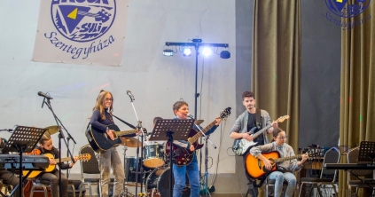 Hazahozták a rockzenét