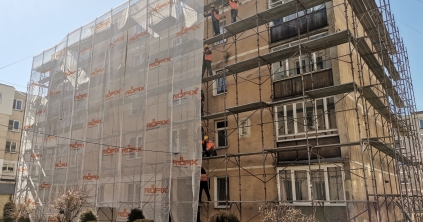 Elkezdték a tömbházak korszerűsítését Gyergyószentmiklóson